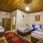 Cappadocia Ozbek Stone House מלון