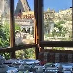 Cappadocia Ozbek Stone House מלון גורמה
